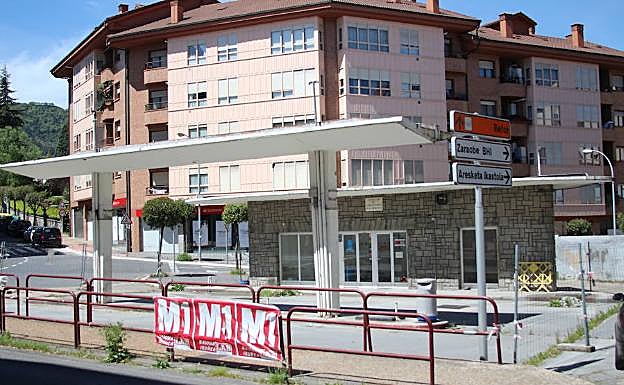 La antigua gasolinera dará paso a una nueva rotonda.  