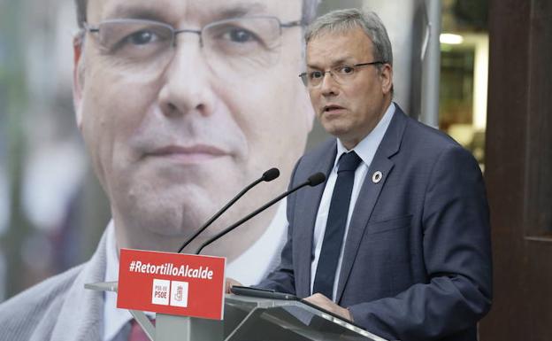 El candidato del PSE a la Alcaldía de Barakaldo, Alfredo Retortillo, en un acto preelectoral. 