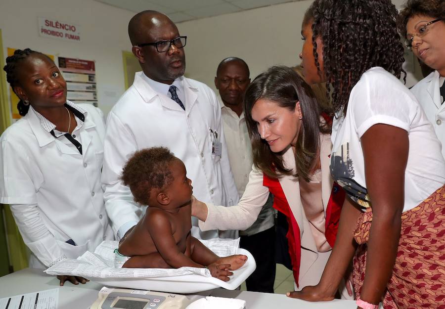 Analizamos la maleta de doña Letizia en su cuarto viaje de cooperación Internacional, esta vez al sudeste africano