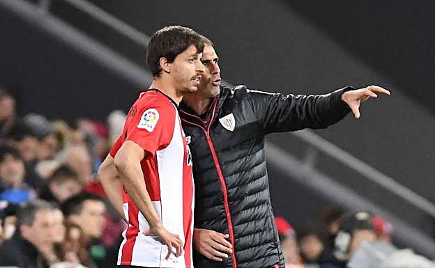 Iturraspe recibe instrucciones en el único partido que ha jugado en la Liga con Garitano: fue contra el Levante.