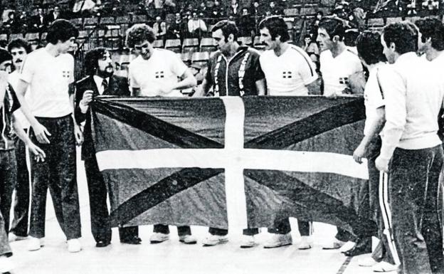 La plantilla de Baskonia 76/77 sostiene la Ikurriña confeccionada en Puerto Rico. 