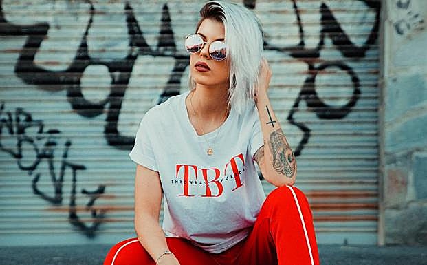 Imagen principal - Esta joven de 24 años se declara fan de los ahumados rojizos y marrones y de los iluminadores.