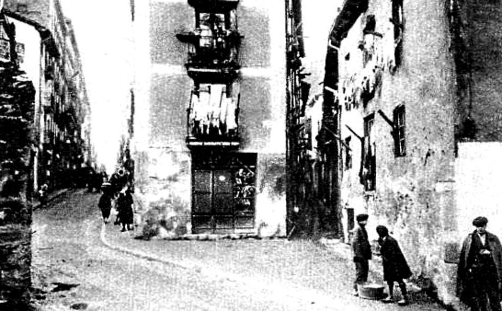 La calle Cortes y el callejón del Tránsito en los años 20.