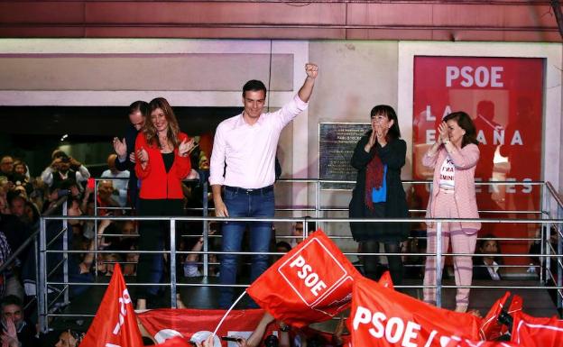 Pedro Sánchez festejando la victoria del PSOE y de la izquierda en las pasadas elecciones. 