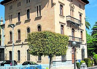 Imagen secundaria 1 - El cementerio de Balmaseda, el palacio Olaso -actual Casa de Cultura de Trapagaran- y un edificio de viviendas racionalista de Barakaldo.