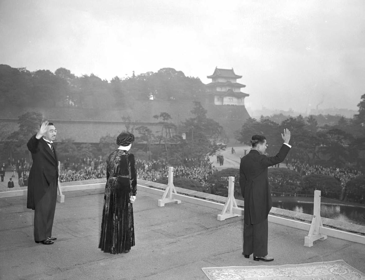 11 de noviembre de 1952. Akihito, flanqueado por sus padres, el emperador Hirohito y la emperatriz Nagako, saluda desde el balcón de la Casa Imperial, un día después de la ceremonia en la que fue investido príncipe heredero, en Tokio