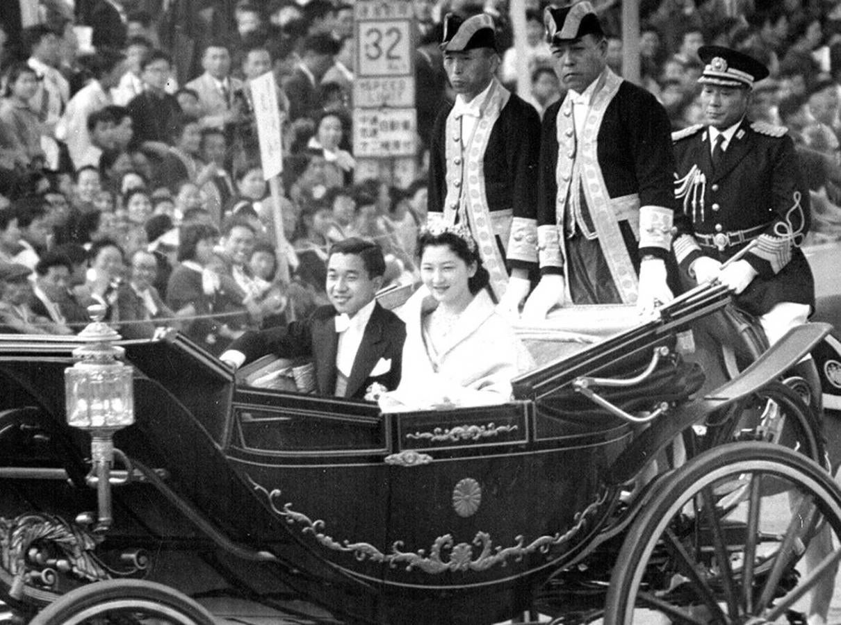 10 de abril de 1959. Recorrido en carroza tras su boda con la princesa heredera Michiko en Tokio, Japón