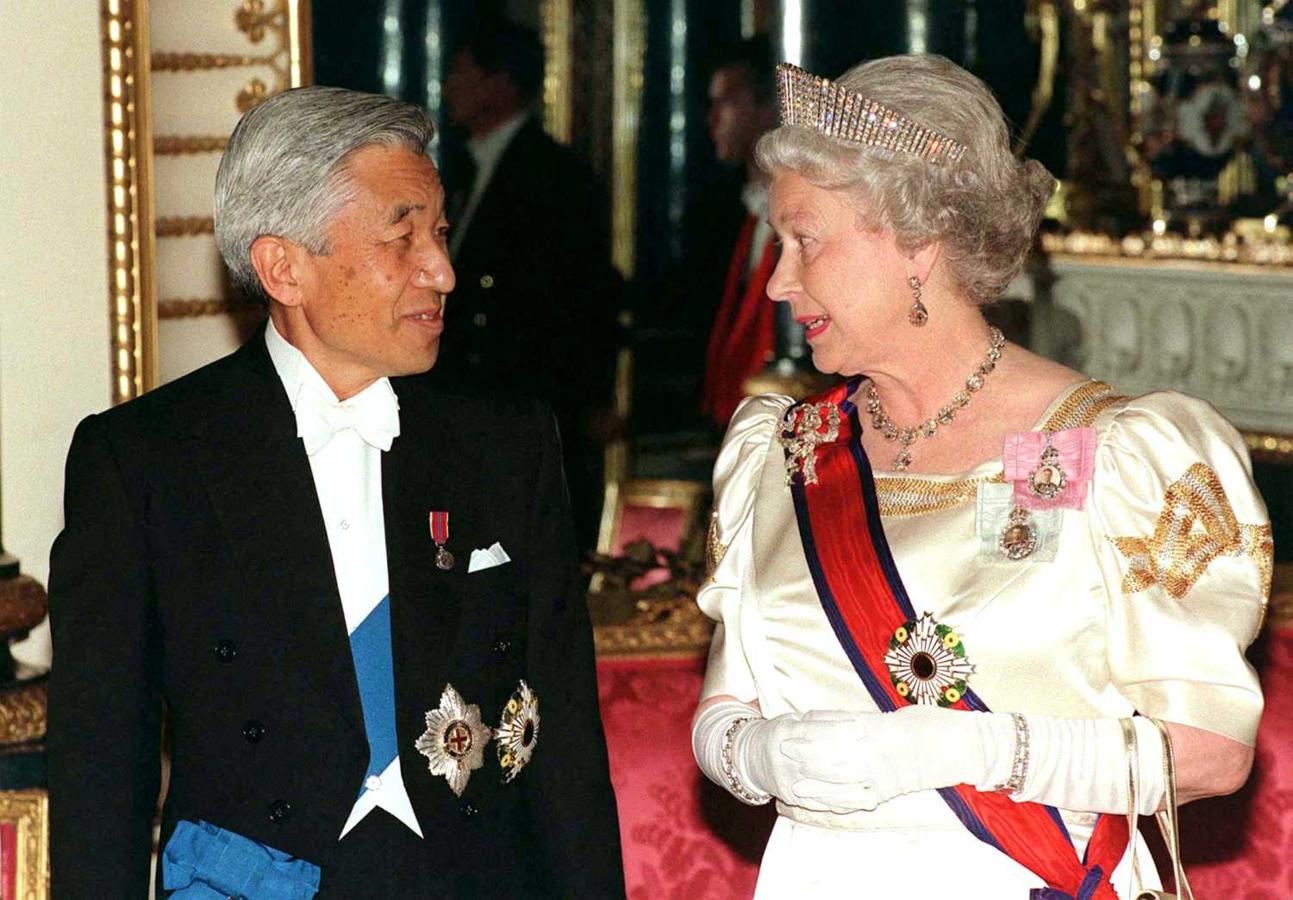 26 de mayo de 1998. La reina británica Elizabeth II conversa con el emperador japonés Akihito en el salón de banquetes del el Palacio de Buckingham