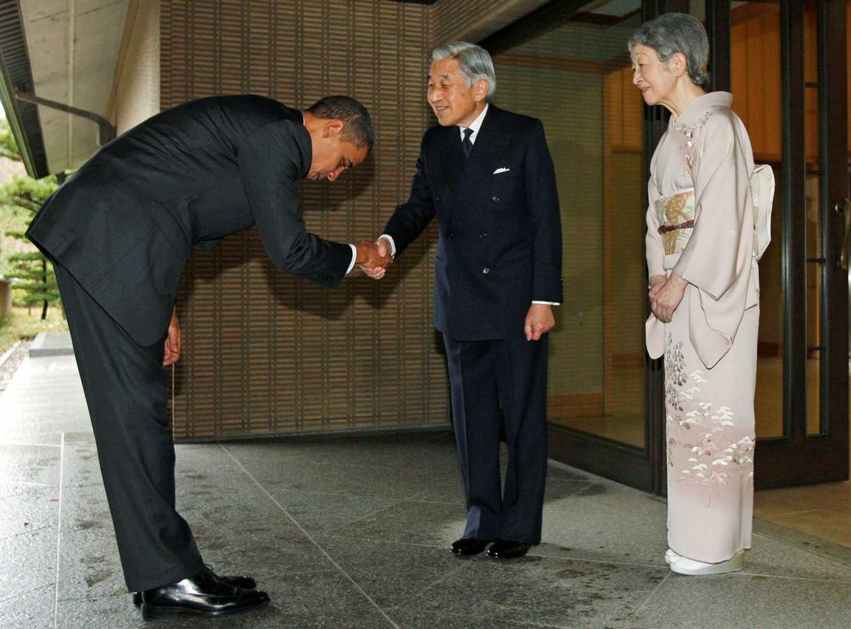 14 de noviembre de 2009. El presidente de los Estados Unidos, Barack Obama, es recibido por el emperador japonés Akihito y la emperatriz Michiko a su llegada al Palacio Imperial en Tokio