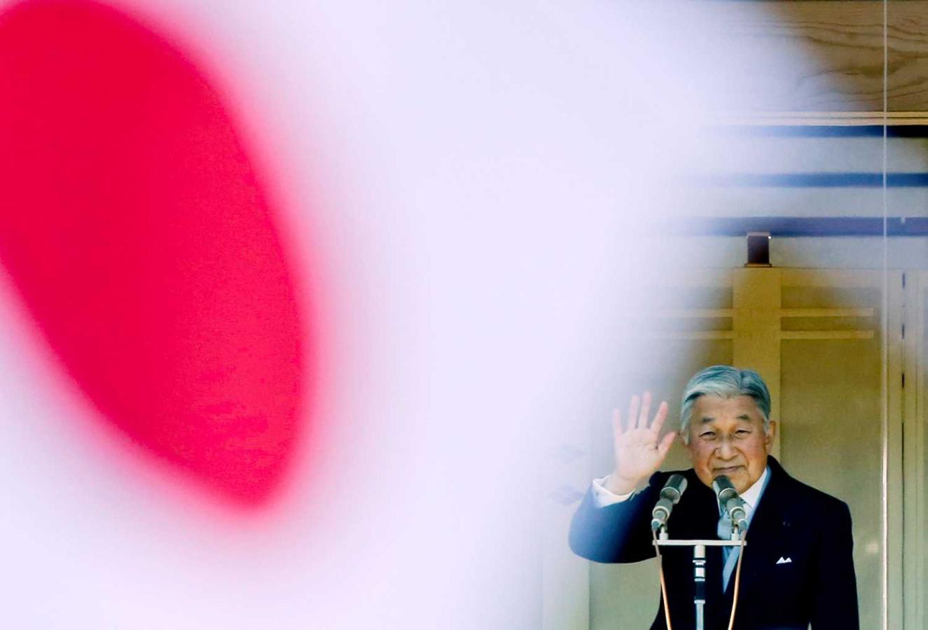 23 de diciembre de 2014. El emperador de Japón, Akihito, saluda a los simpatizantes que se reunieron para celebrar su 81 cumpleaños