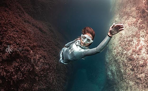 La ilicitana Isabel Sánchez Arán, fotografiada sin bombona de oxígeno en medio de un banco de peces. 