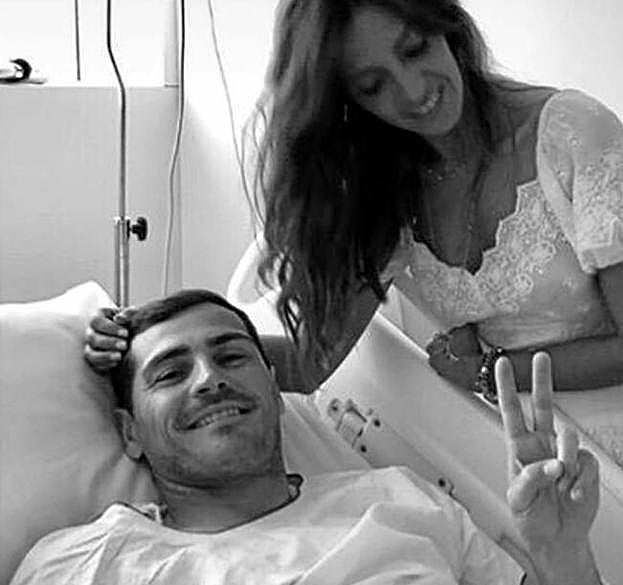 Casillas con su mujer, la periodista Sara Carbonero, en el hospital.