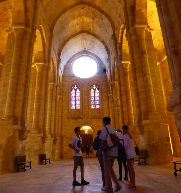 Turistas en la iglesia de Fontfroide.
