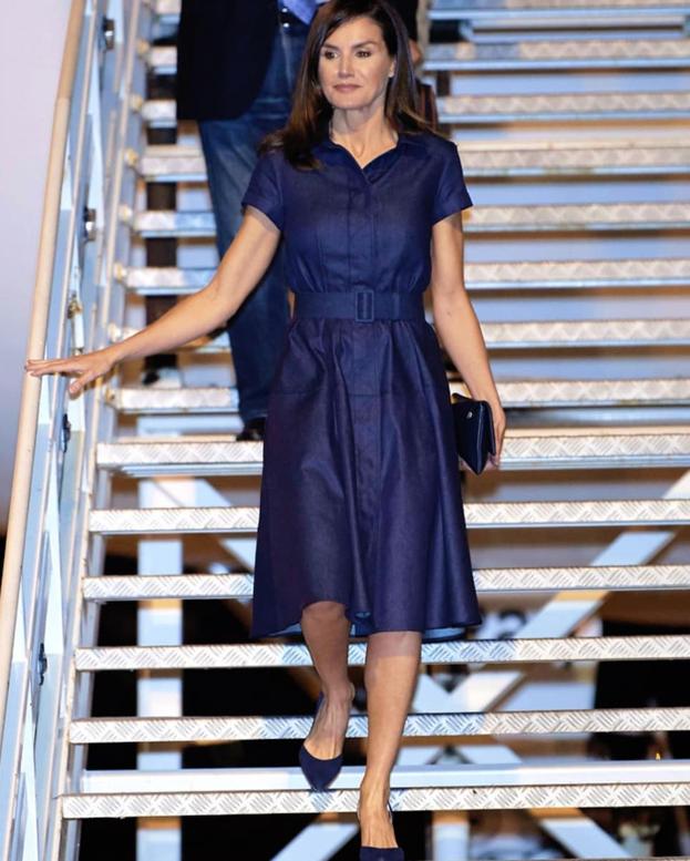 Doña Letizia llegó al aeropuerto de Maputo con un vestido 'denim' de Carolina Herrera 