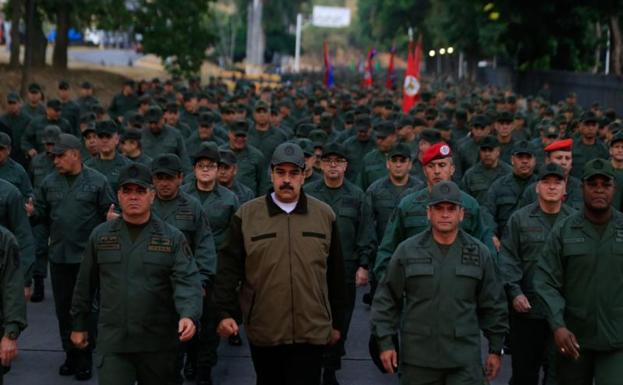 Maduro, rodeado de militares. 