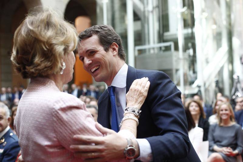 El presidente del PP, Pablo Casado, saluda a la expresidenta de la Comunidad de Madrid, Esperanza Aguirre.