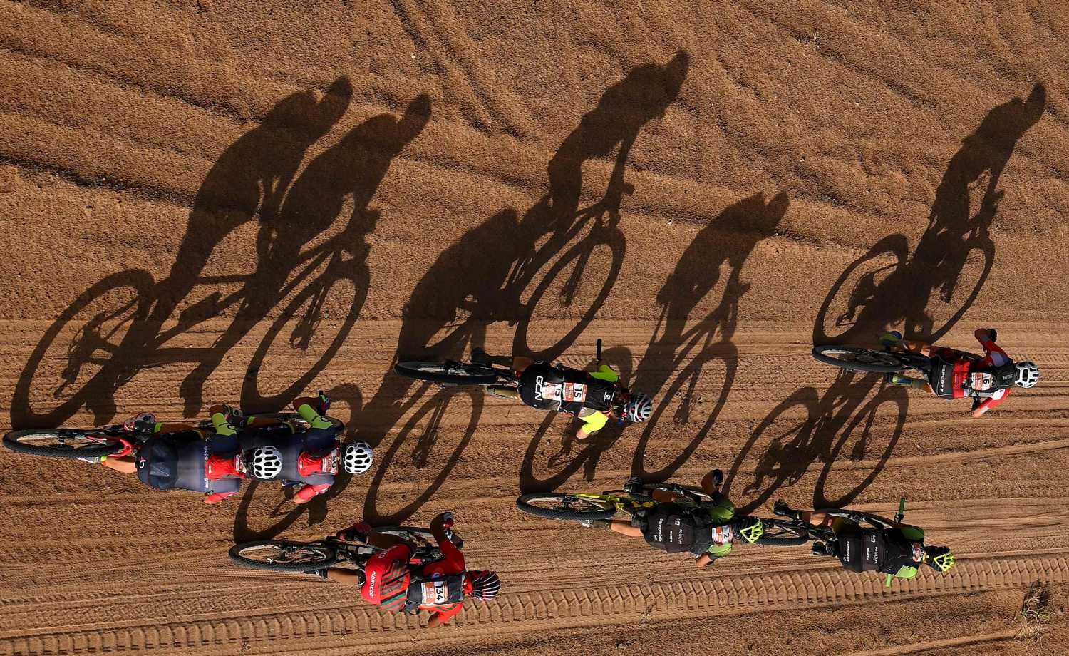 Ciclistas participantes en la carrera Titan Desert en Marruecos