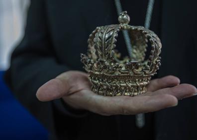 Imagen secundaria 1 - 1. Foto de Iceta con el Papa Francisco. | 2. Corona de Virgen a la espera de ser restaurada. | 3. Hoja del Árbol de Gernika con la Casa de Juntas tallada.