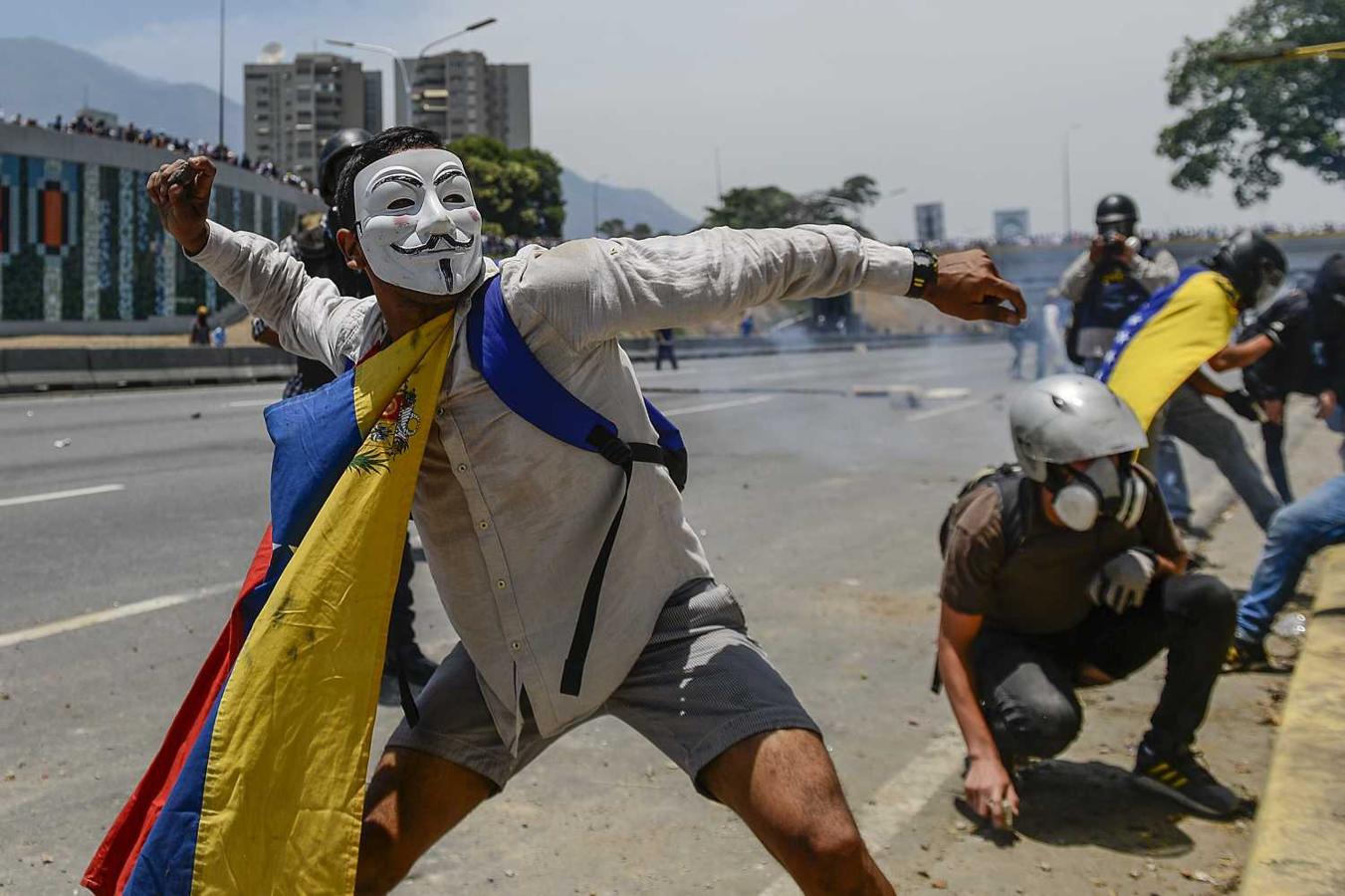 Manifestantes antigubernamentales se enfrentan a las fuerzas de seguridad en los alrededores de la base militar de La Carlota en Caracas