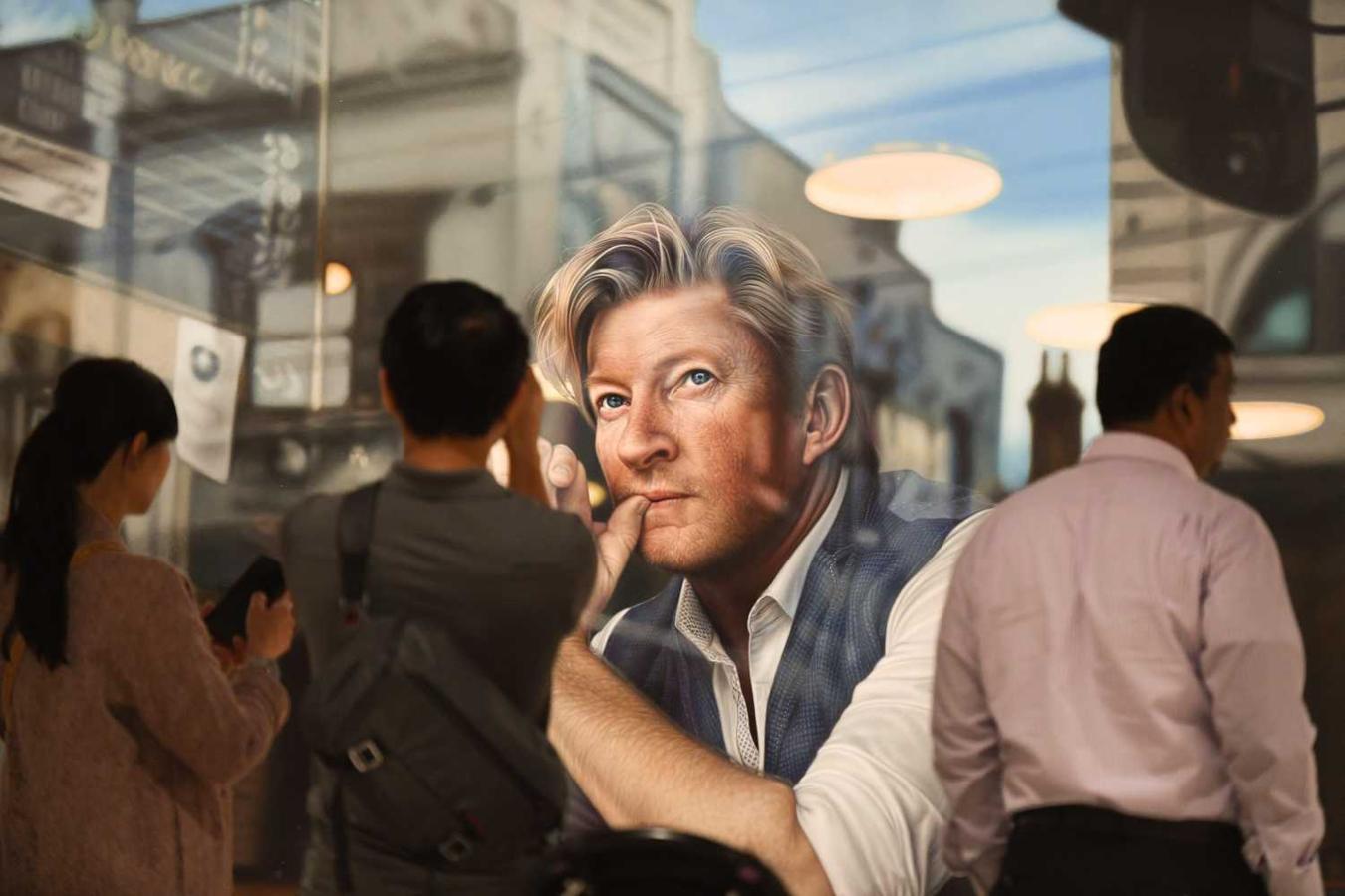 Varias personas observan el retrato hiperrealista del actor David Wenham titulado "A través del espejo", obra de la artista australiana Tessa MacKay, que se alzó con el premio Packing Room, en la Galería de Arte de Nueva Gales del Sur, en Sídney, Australia