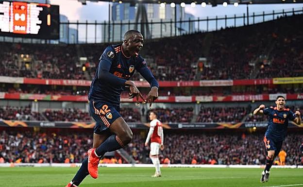 Diakhaby adelantó al Valencia en el Emirates, un gol que puede valer su peso en oro