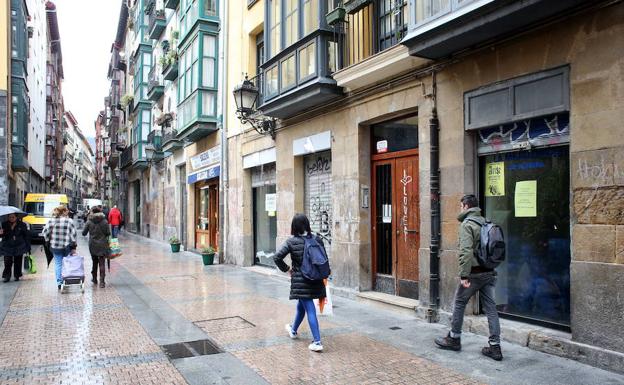 Comercios cerrados en el Casco Viejo. 