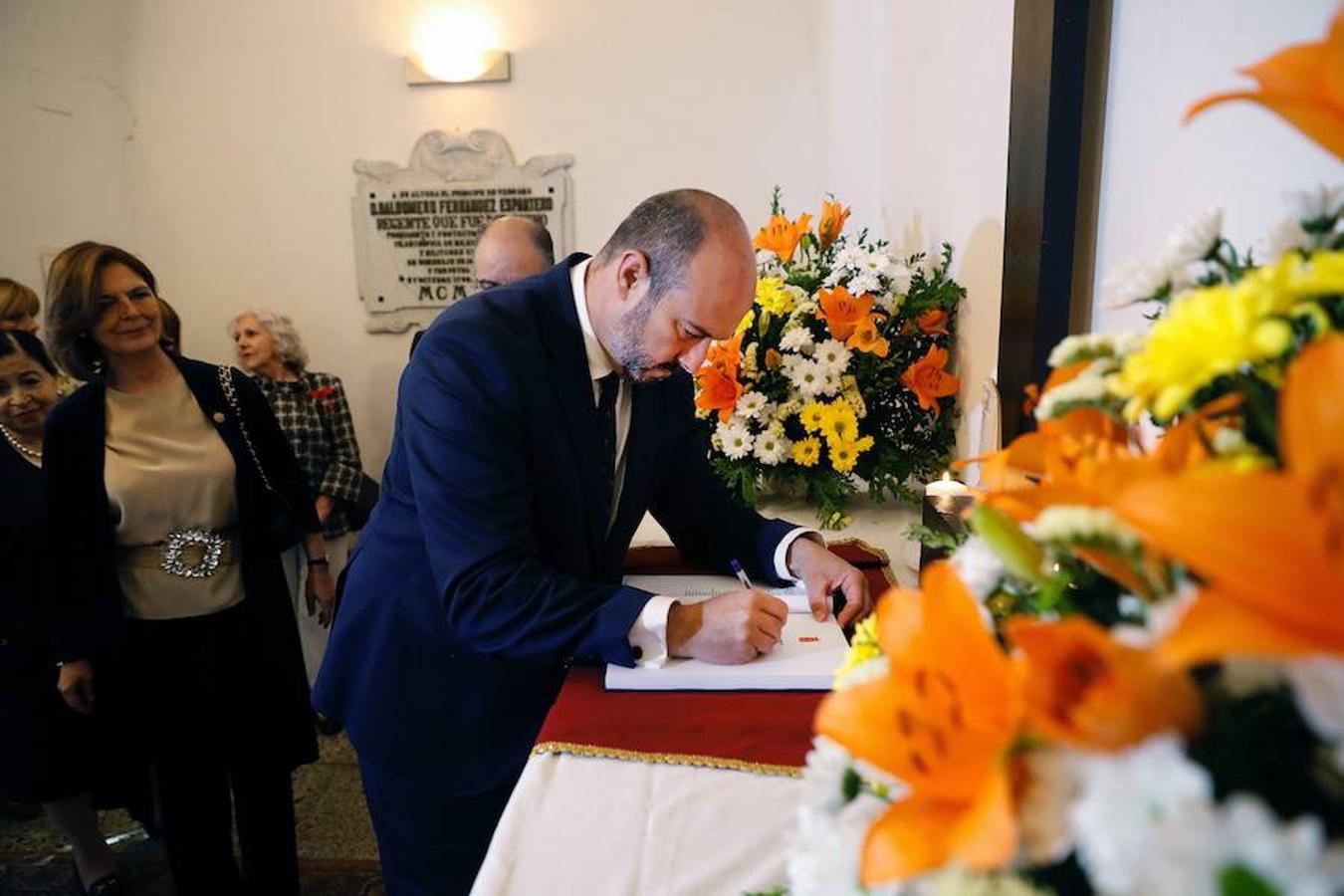 El presidente en funciones de la Comunidad de Madrid, Pedro Rollán, firma el libro de honor durante la tradicional Ofrenda Floral a los Héroes del Dos de Mayo.