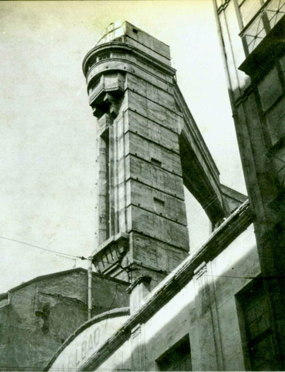 ASCENSOR ANTIGUO DE BEGOÑA. Esta obra fue diseñada por el arquitecto Rafael Fontán y fue construida en 1943. Actualmente está inactivo y en su momento conectó el Casco Viejo con el Arenal. 