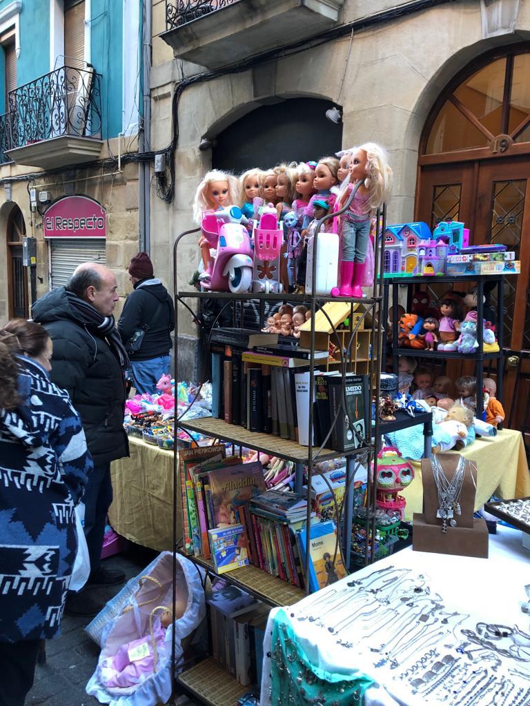 Multitud de personas se acercan el primer sábado de cada mes a este rastro de corte bohemio que sirve de escaparate para artesanos y diseñadores locales