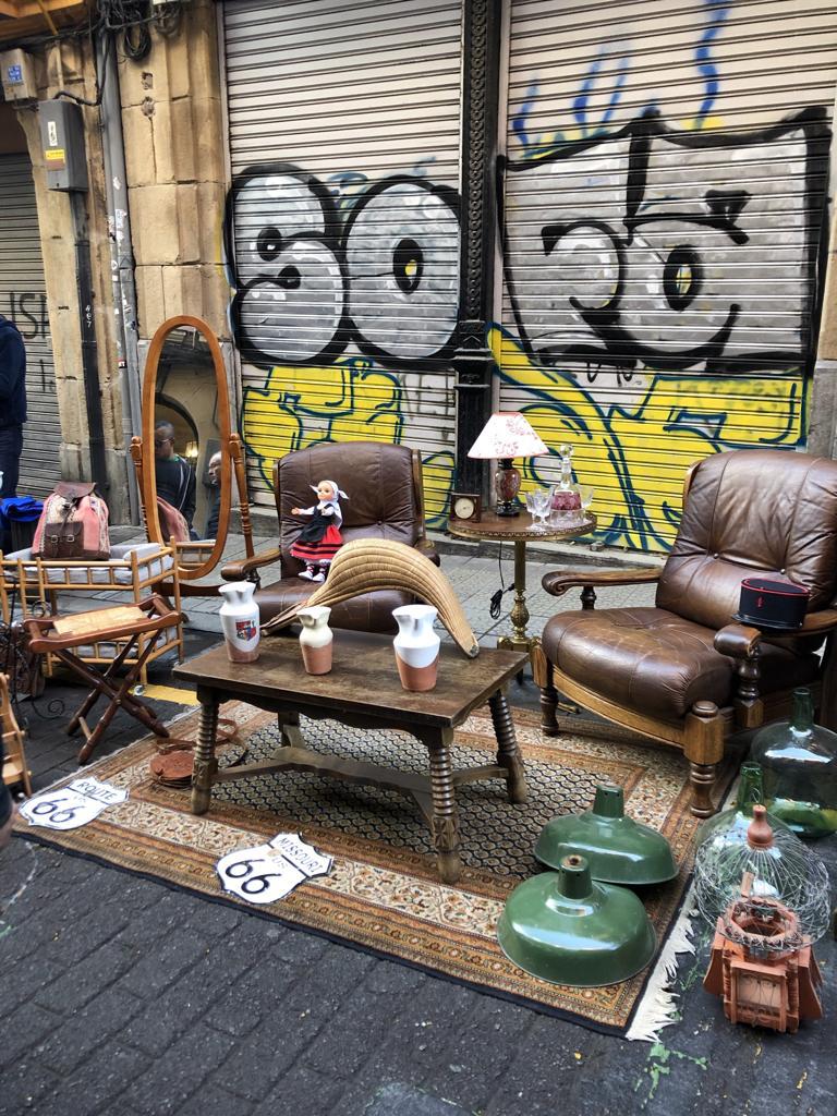 Multitud de personas se acercan el primer sábado de cada mes a este rastro de corte bohemio que sirve de escaparate para artesanos y diseñadores locales