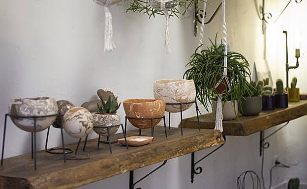 Los tiestos de cerámica hechos a mano no faltan en este nuevo espacio de Algorta.