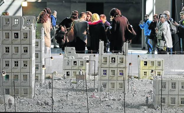 Vista de 'Seguir a los líderes', la instalación de Isaac Cordal situada en el atrio de Azkuna Zentroa.