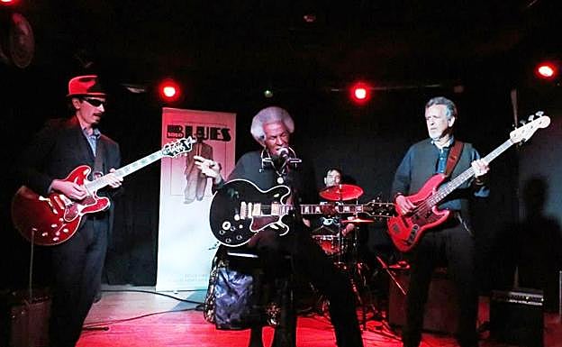 El bluesman sureño y los escuderos capitalinos. 