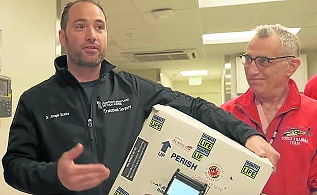 El cirujano Joseph Scalea, líder del proyecto, con el órgano tras su llegada al hospital.