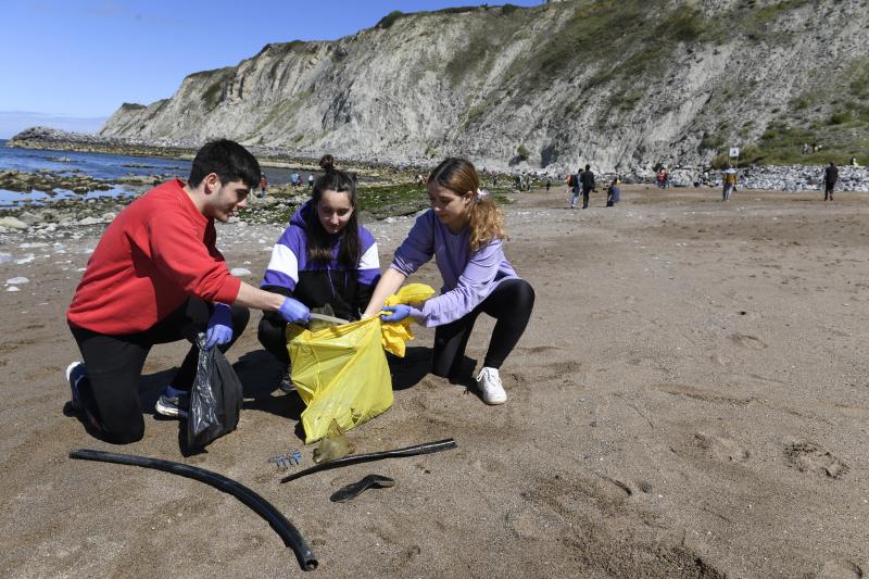 Más de 600 personas participan esta mañana de sábado en una recogida popular de plásticos en la playa