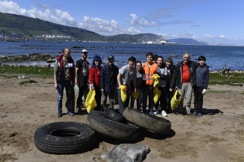 Más de 600 personas participan esta mañana de sábado en una recogida popular de plásticos en la playa