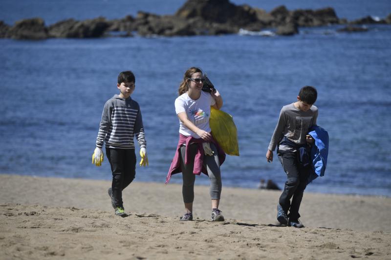 Más de 600 personas participan esta mañana de sábado en una recogida popular de plásticos en la playa