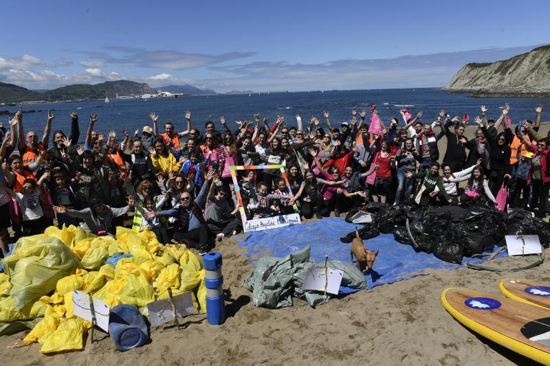 Más de 600 personas participan esta mañana de sábado en una recogida popular de plásticos en la playa