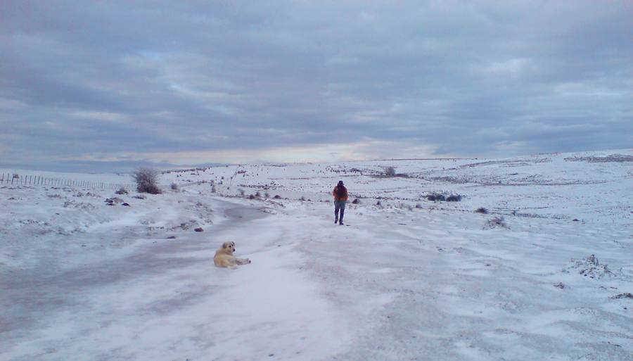 Iñigo camina en solitario por un espectacular paisaje nevado en la sierra Sálvada 