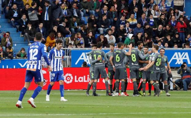 Los futbolistas de la Real Sociedad celebran el gol de Willian José. 