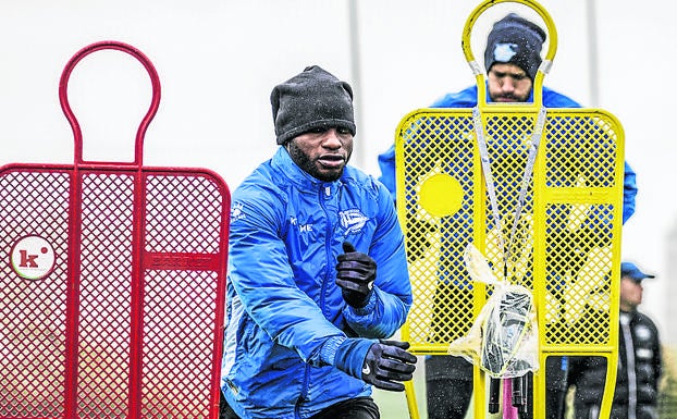 Wakaso realiza un ejercicio en las instalaciones albiazules.