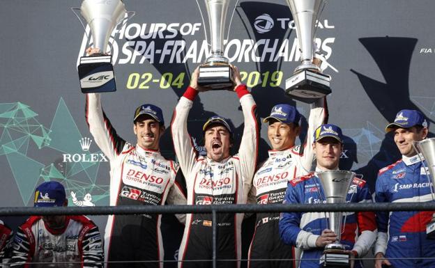 Alonso celebra la victoria en el podio junto a sus compañeros Buemi y Nakajima. 