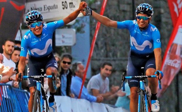 Landa y Caparaz, se dan la mano en la meta de Cangas..EFE