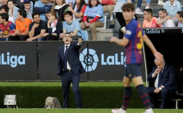 Ernesto Valverde da indicaciones durante el partido ante el Celta. 
