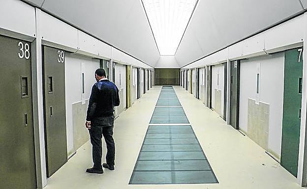Una de las galerías del centro penitenciario de Álava, el más grande del País Vasco.