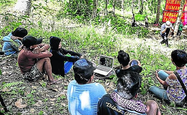 Imagen principal - Los camaradas del Nuevo Ejército del Pueblo se ejercitan en la selva filipina.