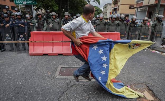 Simpatizantes de Juan Guaidó participan durante una manifestación. 