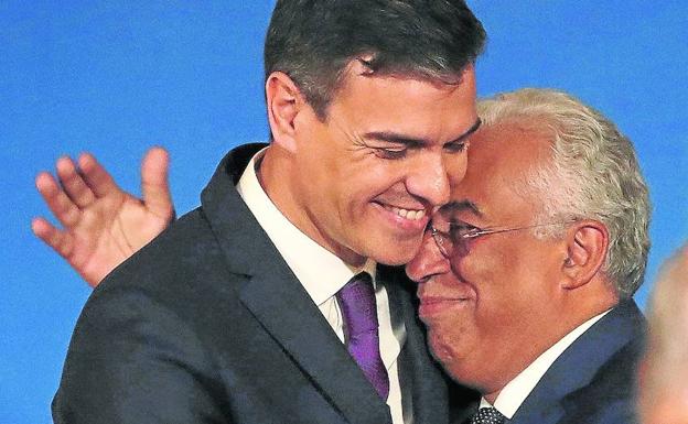 Pedro Sánchez se abraza a António Costa, su homólogo portugués, en una cumbre bilateral.