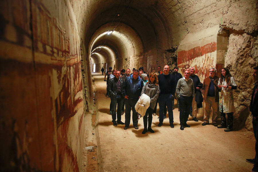 Fotos: El túnel de Cicujano, en la vía del antiguo ferrocarril Vasco-Navarro, ya luce los murales de Irantzu Lekue