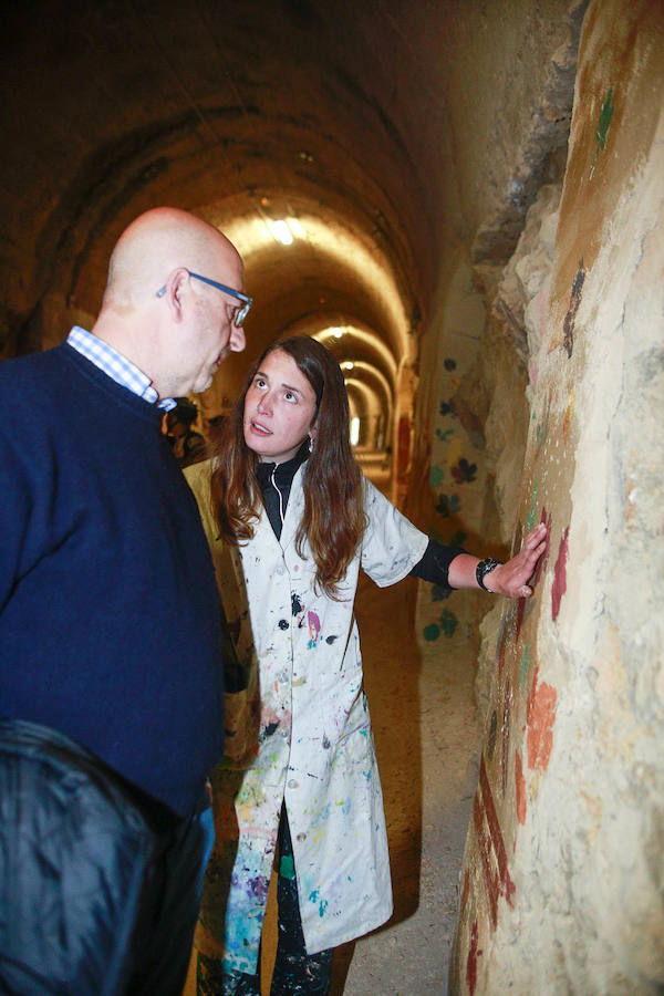 Fotos: El túnel de Cicujano, en la vía del antiguo ferrocarril Vasco-Navarro, ya luce los murales de Irantzu Lekue